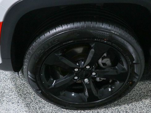 Used 2023 Jeep Grand Cherokee Altitude AWD/4WD image 11
