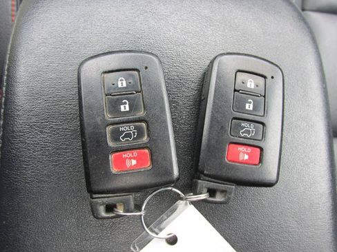 Used 2016 Toyota RAV4 SE w/ Advanced Technology Package AWD/4WD image 18