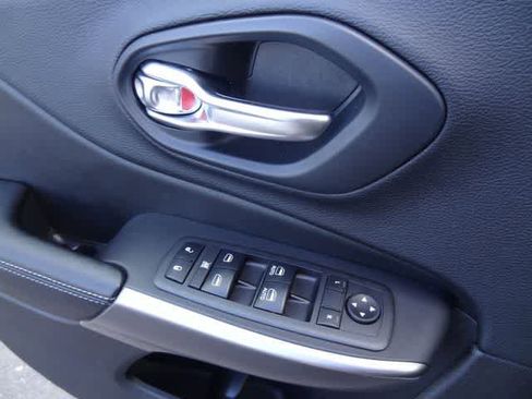 Used 2019 Jeep Cherokee Latitude Plus w/ Comfort/Convenience Group image 16