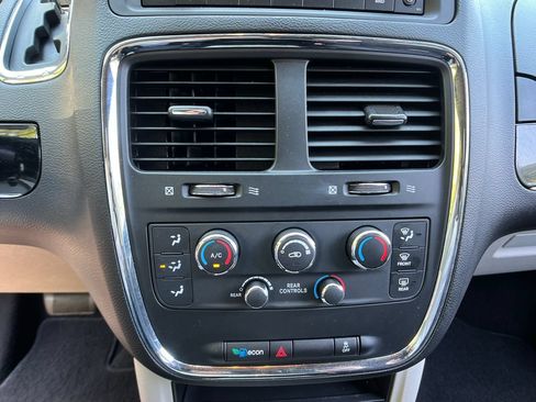 Used 2014 Dodge Grand Caravan SE FWD image 17
