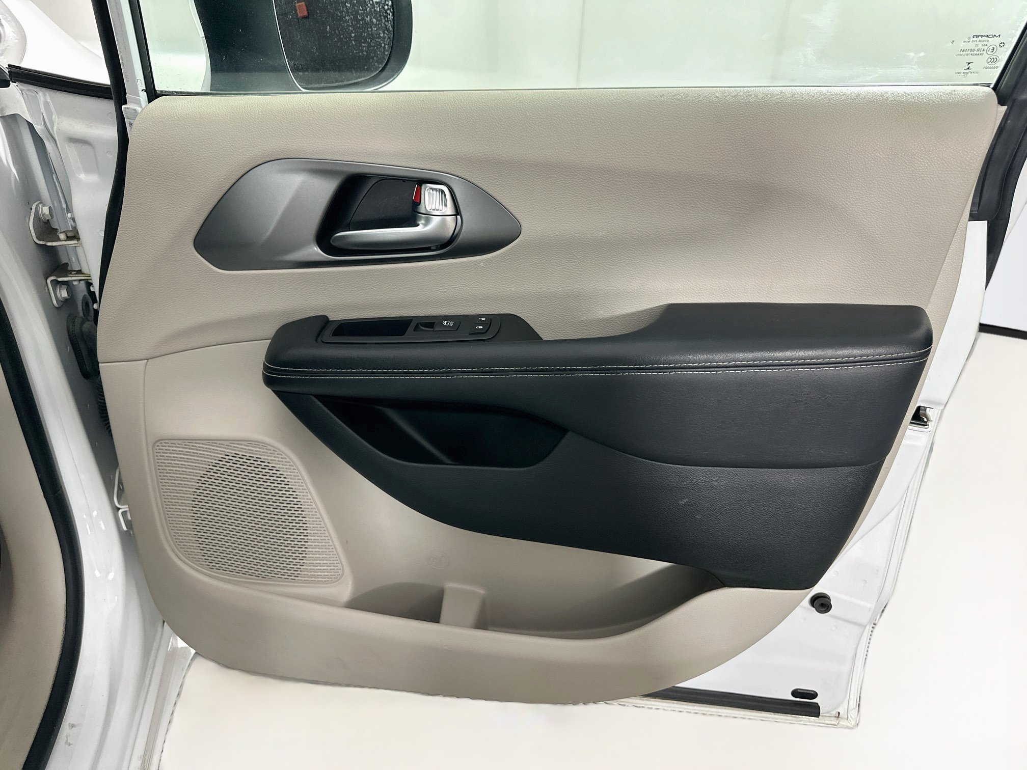 Used 2023 Chrysler Pacifica Touring-L FWD image 31