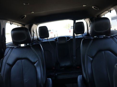 Used 2020 Chrysler Pacifica Touring-L Plus FWD image 7