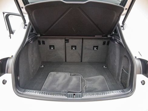 Certified 2025 Porsche Macan AWD/4WD image 32