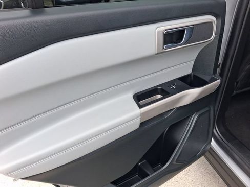 Used 2024 Ford Explorer XLT w/ Equipment Group 202A RWD image 9