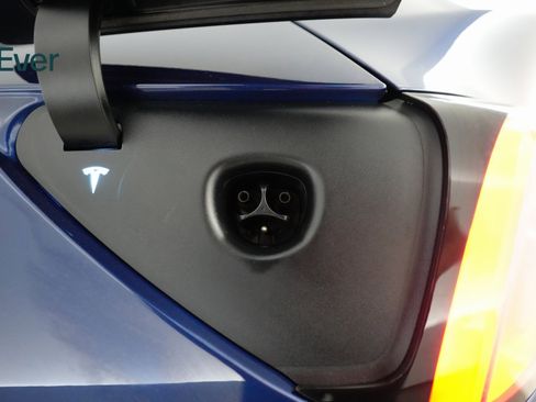 Used 2022 Tesla Model Y Long Range image 24