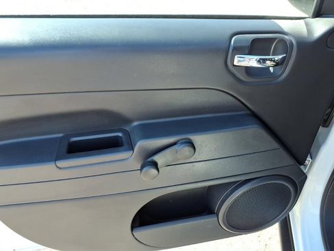 Used 2016 Jeep Compass Sport FWD image 3