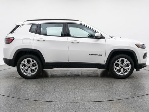 Used 2025 Jeep Compass Latitude AWD/4WD image 11