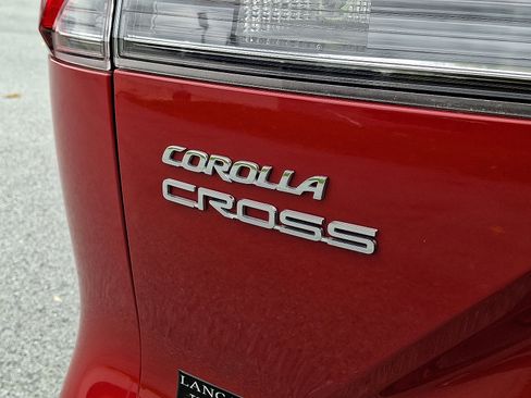 Certified 2022 Toyota Corolla Cross XLE image 31