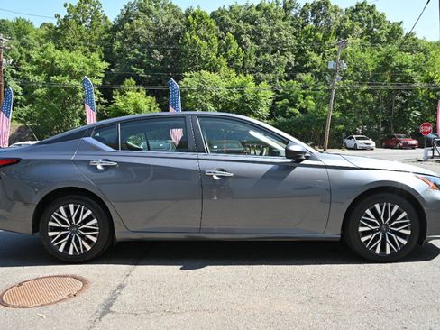 Used 2024 Nissan Altima 2.5 SV FWD image 6
