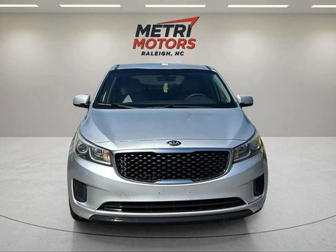 Used 2017 Kia Sedona LX image 2