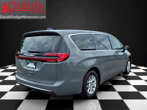 Used 2025 Chrysler Pacifica Select FWD image 5