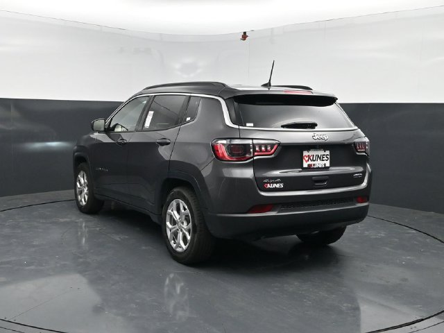 Used 2024 Jeep Compass Latitude AWD/4WD image 6