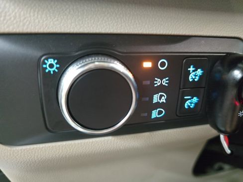 Used 2020 Ford Escape SE image 25