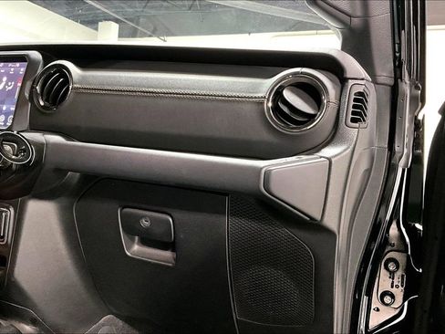 Used 2020 Jeep Wrangler Unlimited Sahara image 19