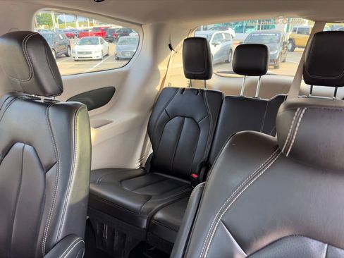 Used 2023 Chrysler Pacifica Touring-L FWD image 10
