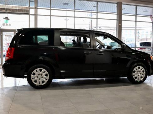 Used 2019 Dodge Grand Caravan SE w/ UConnect Hands-Free Group image 4