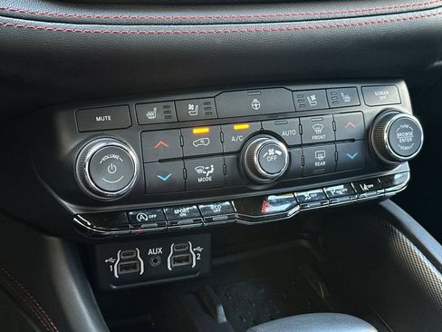 Used 2025 Dodge Durango GT AWD/4WD image 21