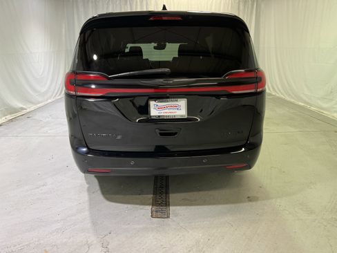 Used 2025 Chrysler Pacifica Limited image 9