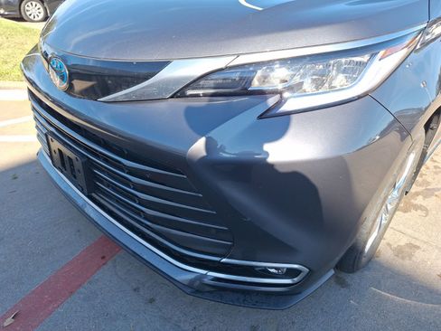 Used 2025 Toyota Sienna Limited image 10