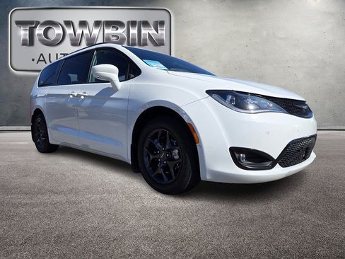 Used 2020 Chrysler Pacifica Touring-L Plus FWD image 2