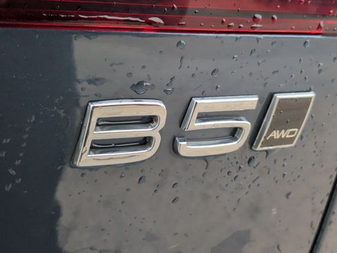 Used 2025 Volvo V60 B5 Cross Country Plus image 14