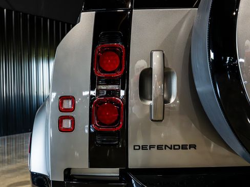 Used 2025 Land Rover Defender 110 X-Dynamic SE AWD/4WD image 16