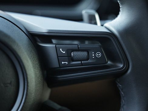 Certified 2025 Porsche Cayenne w/ Premium Package Plus image 38