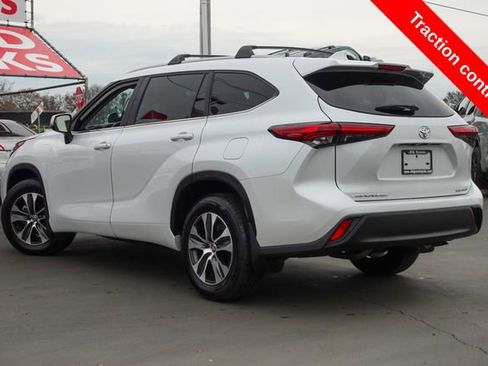 Certified 2023 Toyota Highlander XLE image 11
