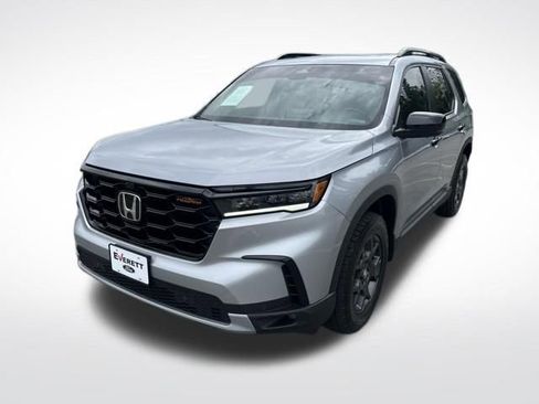 Used 2025 Honda Pilot TrailSport image 3