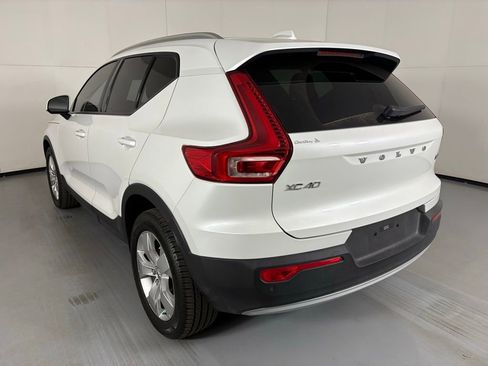 Used 2021 Volvo XC40 T5 Momentum image 6