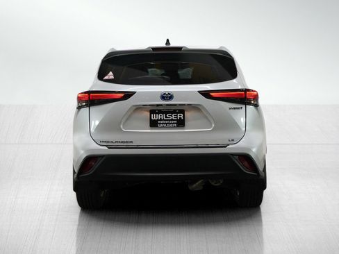 Used 2024 Toyota Highlander LE image 4