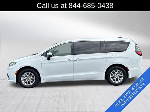 Used 2023 Chrysler Pacifica Touring-L FWD image 5