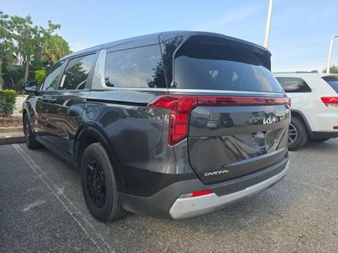 Used 2025 Kia Carnival FWD image 3