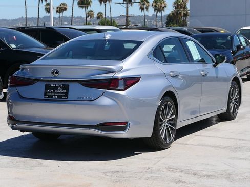 Used 2023 Lexus ES 300h w/ Premium Package FWD image 3
