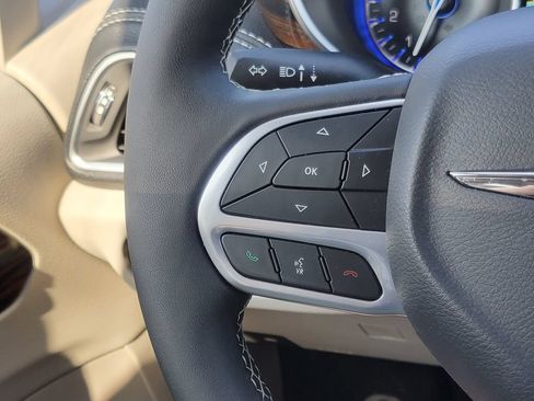 Used 2024 Chrysler Pacifica Limited AWD/4WD image 15