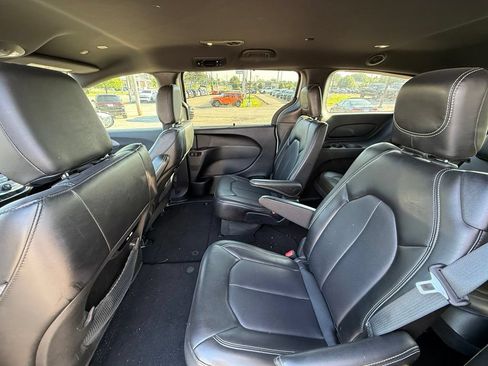 Used 2025 Chrysler Pacifica Select FWD image 24