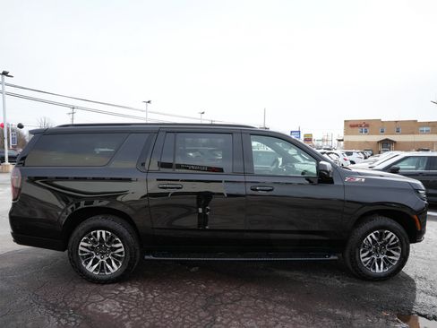 Used 2025 Chevrolet Suburban Z71 image 4