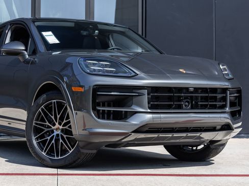 Certified 2026 Porsche Cayenne Coupe image 9
