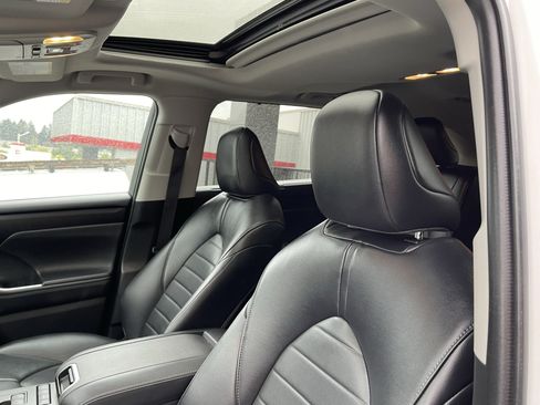 Used 2022 Toyota Highlander XLE AWD/4WD image 20