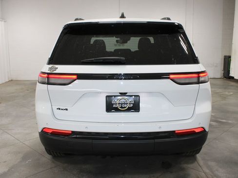 Used 2024 Jeep Grand Cherokee Altitude AWD/4WD image 8