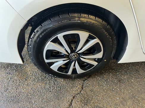 Used 2019 Toyota Prius Prime Premium image 27