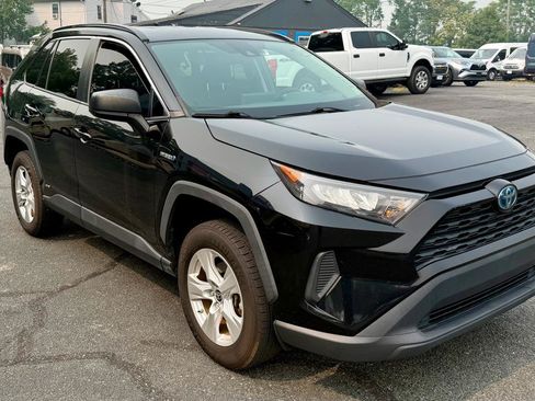 Used 2021 Toyota RAV4 LE AWD/4WD image 4