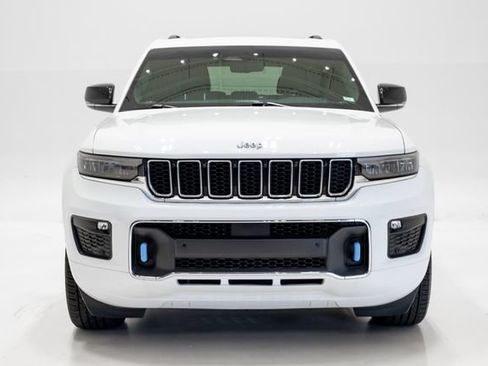 Certified 2022 Jeep Grand Cherokee Overland w/ Luxury Tech Group IV AWD/4WD image 4