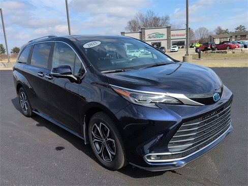 Used 2025 Toyota Sienna Platinum image 1