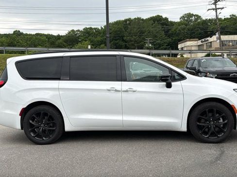 Used 2026 Chrysler Pacifica Limited w/ Uconnect Theater Family Group AWD/4WD image 5