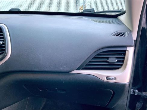 Used 2016 Jeep Cherokee Latitude w/ Cold Weather Group image 18