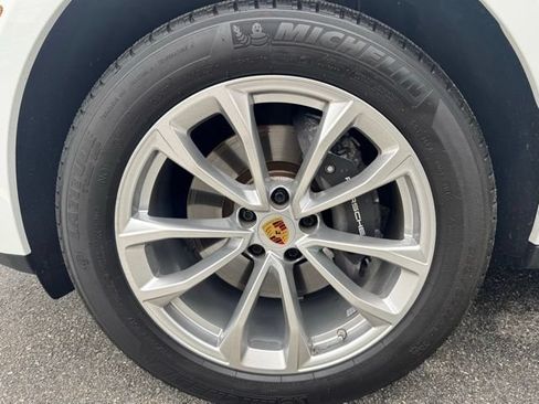 Used 2025 Porsche Macan AWD/4WD image 36