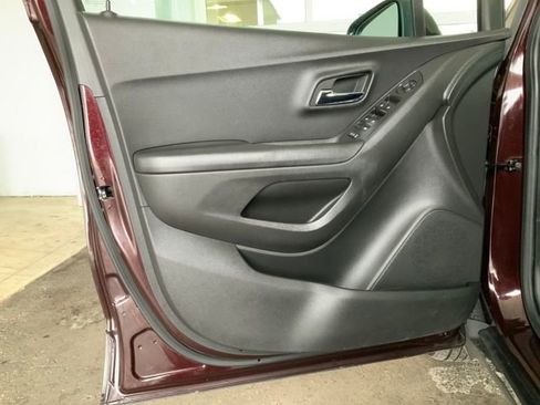 Used 2022 Chevrolet Trax LT w/ LT Convenience Package image 14