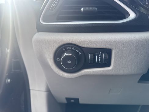 Used 2024 Chrysler Pacifica Touring-L image 19