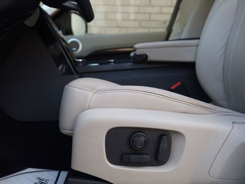 Used 2019 Land Rover Discovery SE AWD/4WD image 15